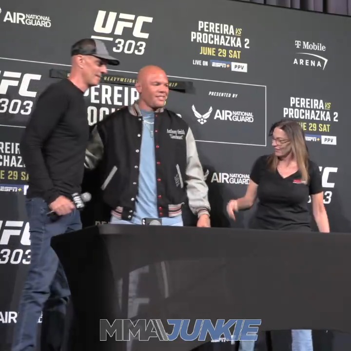 #UFC303's Anthony Smith receives his jacket for 50 clean tests under the UFC's anti-doping program. 🦁❤️