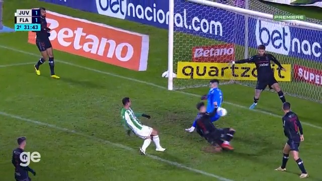 Após defesa de Rossi, bola bateu no braço de Léo Ortiz dentro da área. Nada foi marcado no lance. Siga Juventude x Flamengo ➡️