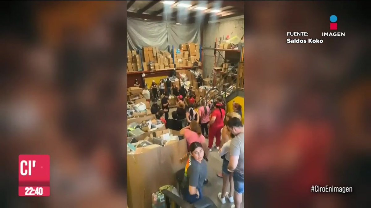 La dueña de la bodega #SaldosKOKO prefirió regalar toda su mercancía antes de que se la decomisaran durante una inspección del #SAT en #Tijuana, #BC. La dueña aseguró que el operativo era ilegal y acusó de extorsión a los agentes del SAT, Los vecinos llegaron a apoyarla: