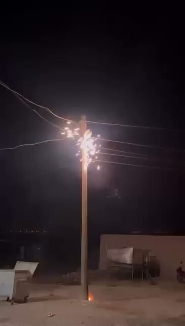 Yangın bölgelerindeki elektrik direkleri korkutmaya devam ediyor.