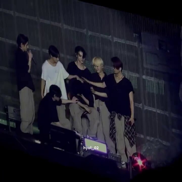 the members huddled together around jay and ni-ki giving him a hug ☹️