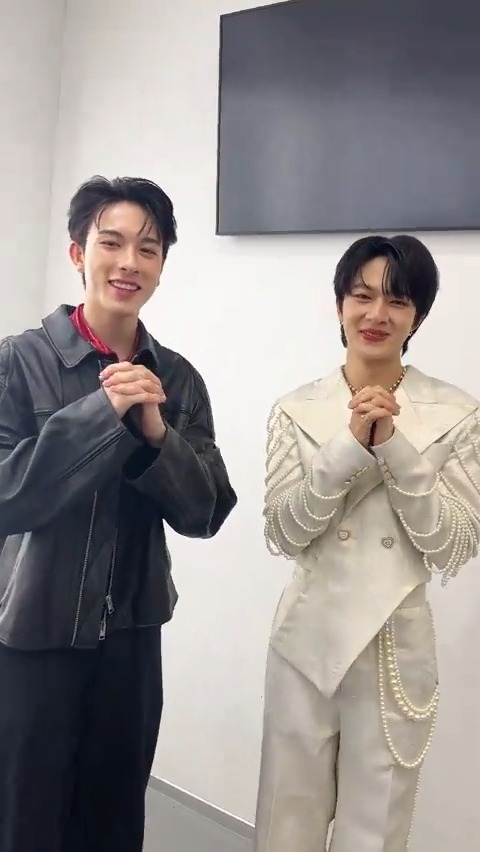 ลมหนาวที่ผ่านมา พาให้ฉันต้องเศร้าอย่างนี้ It is not about you baby ขอบคุณพี่ #NuNew ที่มาเต้น #อาจจะเป็นChallenge กับอองรีครับ ONGLEE - อาจจะเป็น (Perhaps) | Official MV 🔗 #Onglee_อาจจะเป็น #PROXIEOnglee #PROXIEth #bROTHERSMUSIC