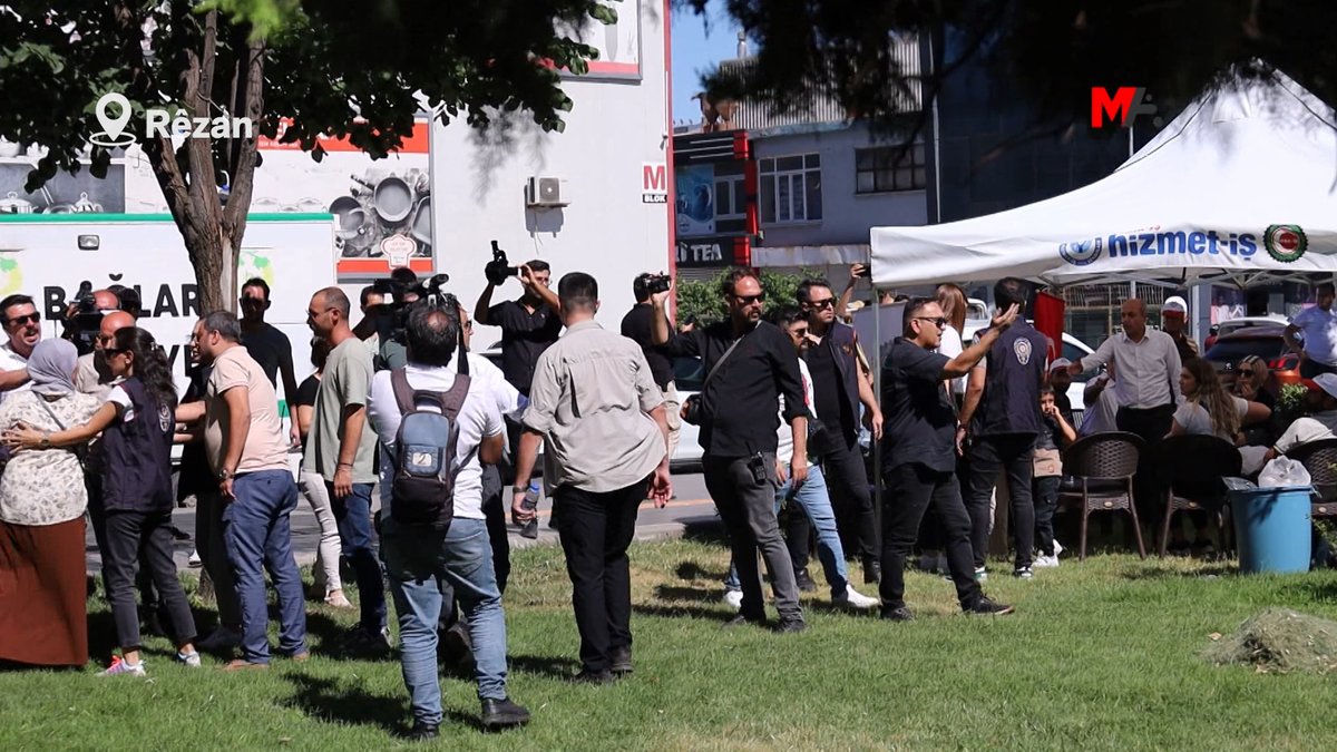 🔲Diyarbakır Bağlar belediyesinde işten çıkarılan bankamatik personelleri belediye bahçesini işgal etti. 🔳Halk belediye önüne gelerek, provokasyona karşı belediyeyi savundu