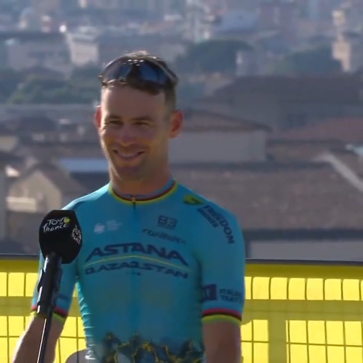 The Italian crowd LOVES Mark Cavendish! #TDF2024 📺: Peacock