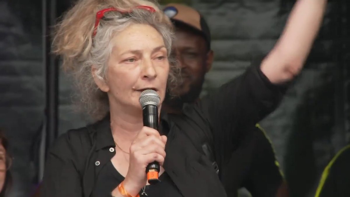 « On met en place un congés menstruel et surtout des moyens pour les violences sexistes et sexuelles et la pédocriminalité de merde qui a lieu partout » Corinne Masiero, actrice, au rassemblement à République Suivez l'événement en direct 👉