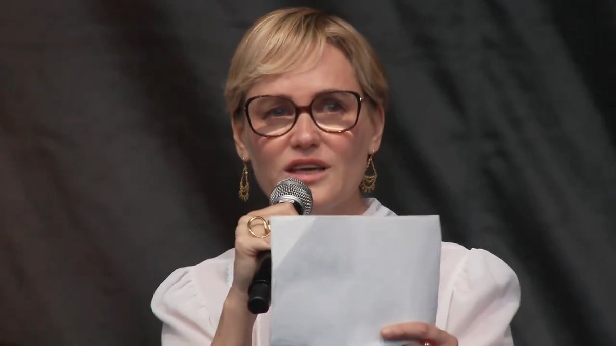 Judith Godrèche : « Je serai là pour convaincre celles et ceux qui doutent, pour frapper à toutes les portes, pour crier doucement que la marge, la différence, le binational n’incarnent pas l’ennemi.» Suivez l'événement en direct 👉