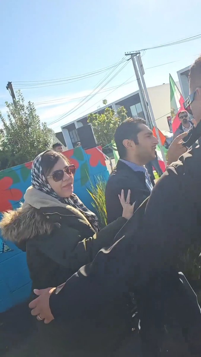 بیاید براتون تراپی جدید آوردم! بچه‌های نیوزیلند پرچم رو حسابی بالا بردن و حسابی از خجالت جنایتکارانی که میرن انگشت تو خون قهرمانان ما بزنند، در اومدند! #سیرک_انتخابات