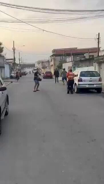 MDS! Uma mulher de 39 anos foi esfaqueada no meio da rua pelo ex-marido em Belford Roxo.