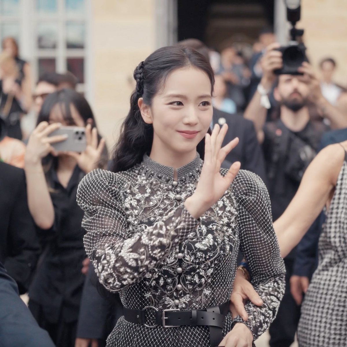 Show notes. With Dior global ambassador JISOO and Dior ambassadors and friends like Rosamund Pike, jlo and DOJA CAT all in attendance, learn what #StarsinDior had to say about #DiorCouture Autumn-Winter 2024-2025 by Maria Grazia Chiuri. Tap the card for the video.