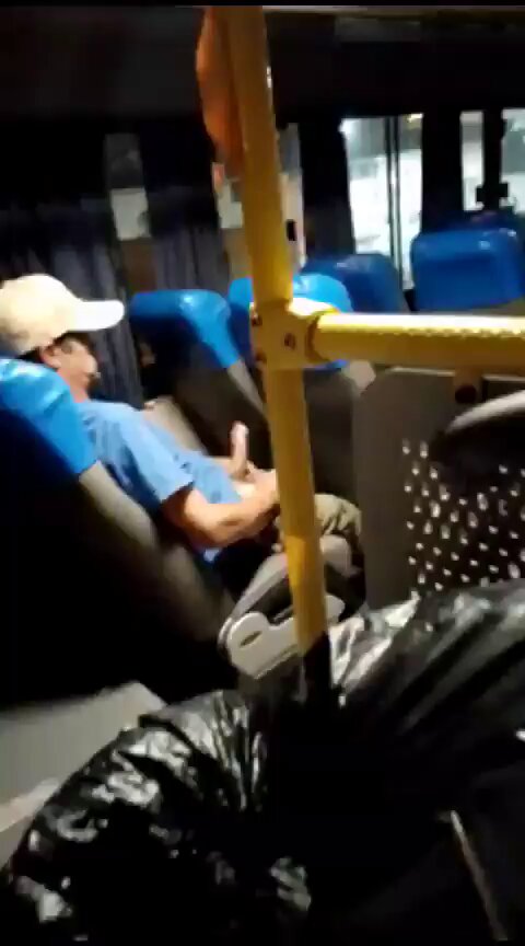 ¿Por qué si él lo hace se escandalizan pero si ella hace lo mismo que hacía él entonces lo celebran? Me laxa, me defeca, me excrementa… esta sociedad tan podrida y doble moral. 🙄
