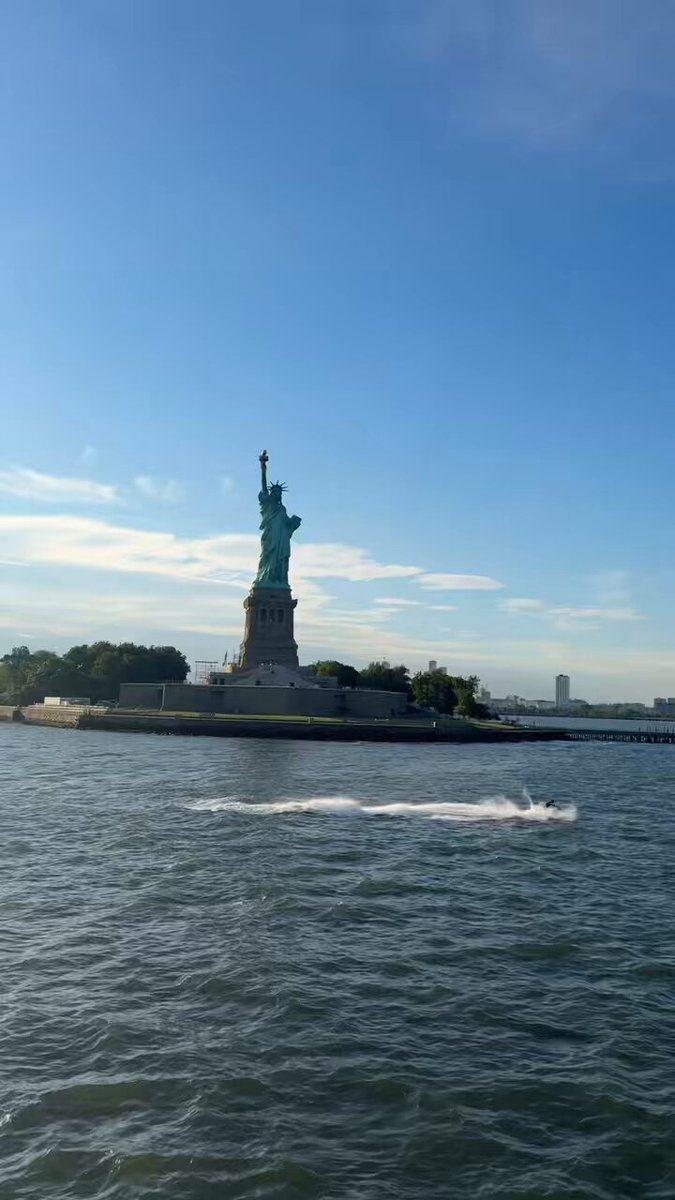 nothin like a pop up boat party 🗽