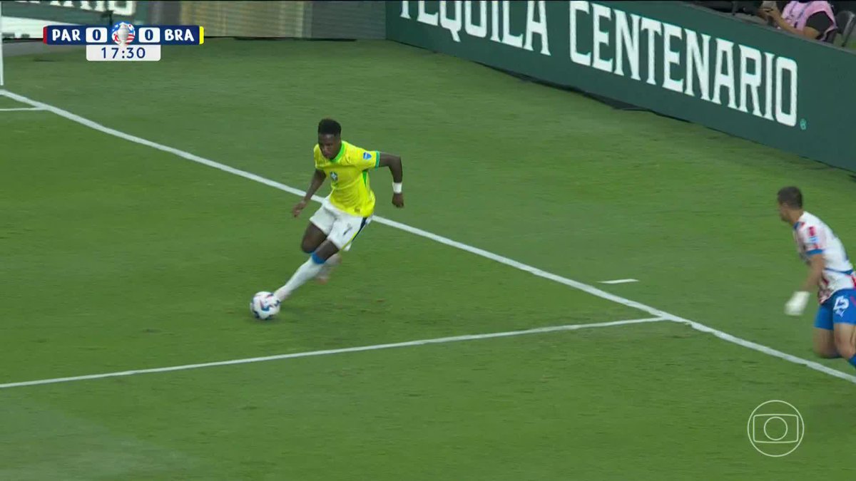 Zagueirão do Paraguai quase foi parar na placar com o drible do Vini Jr. Mas o maestro Júnior disse que ele deveria ter cruzado. Concorda?