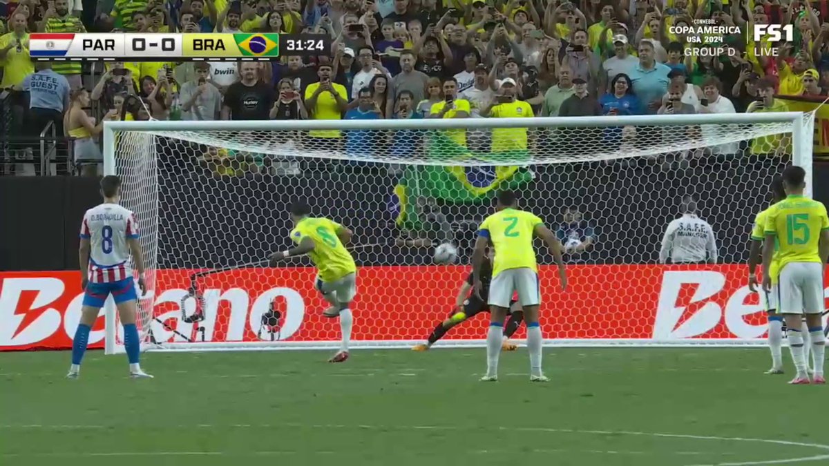 This is a tough one for Paquetá 🥴