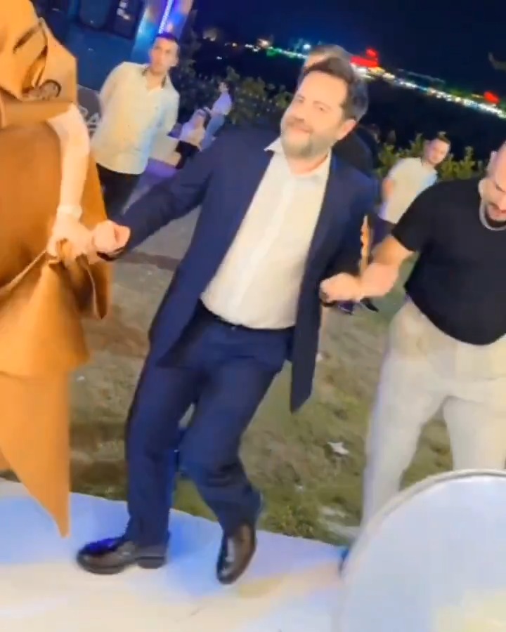 Erden Timur bir düğünde halay çekti.