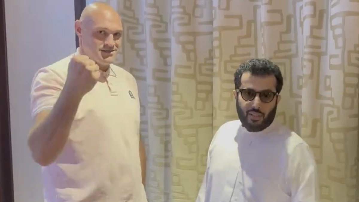 Tyson Fury with a fresh message to Oleksandr Usyk today ahead of their rematch on Dec 21st: "Get in the gym Usyk." [🎥 TURKI ALALSHIKH]