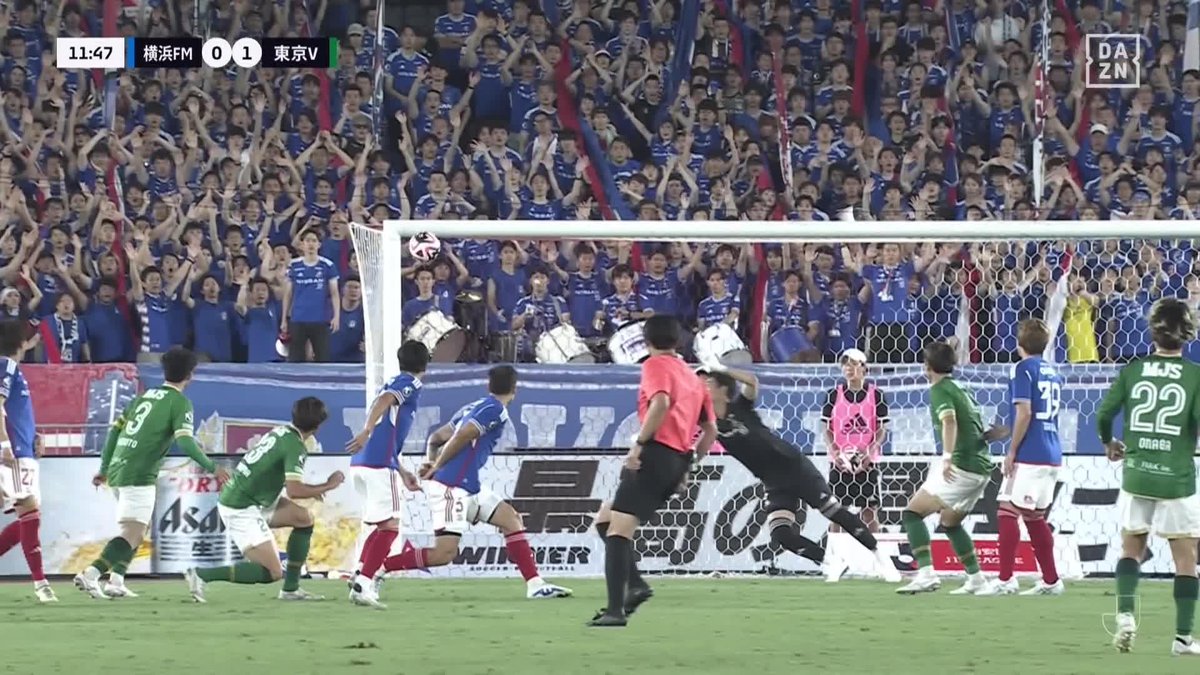 ／ こぼれ球をクールにズドン💥 ＼ CKのクリアボールを東京V・山見が カーブをかけながら叩き込んだ🙌 山見のゴラッソで アウェイの東京Vが見事に先制❗️ 🏆明治安田J1第21節 🆚横浜FM×東京V 📺 #DAZN ライブ配信中 #横浜FM東京V