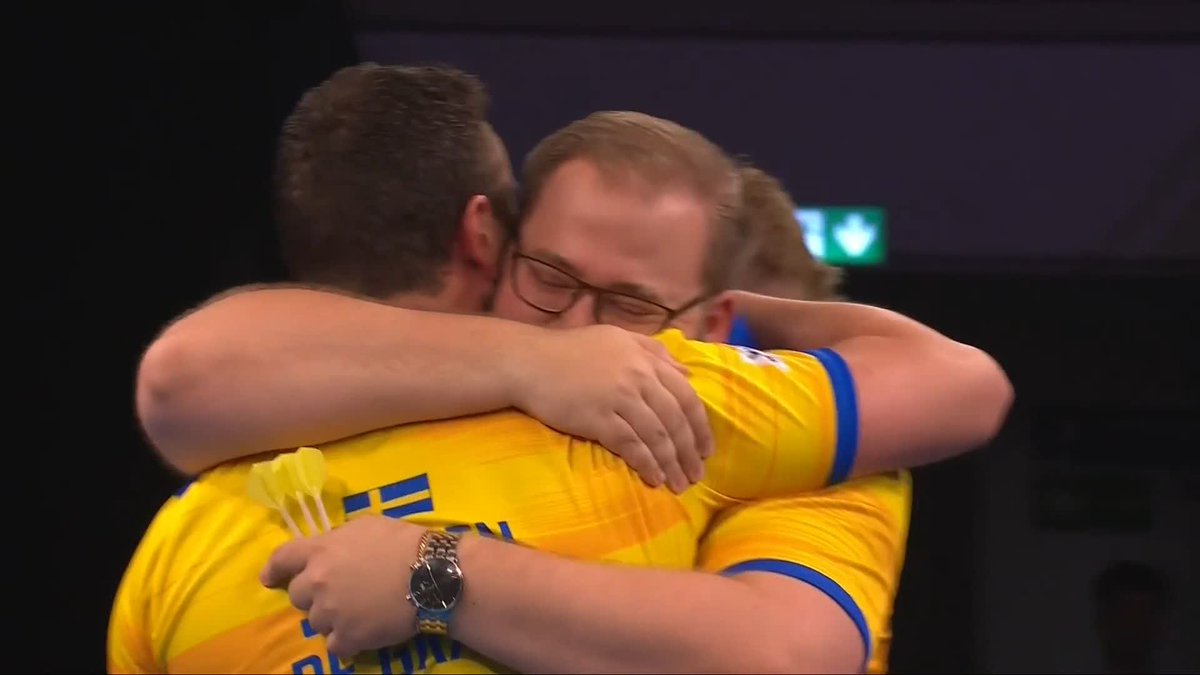 SUCCESS FOR SWEDEN! 🇸🇪 Delight for Jeffrey de Graaf and Oskar Lukasiak, who defy a late fightback from Czechia to reach the quarter-finals for a second straight year! 📺 #WorldCupofDarts | R2