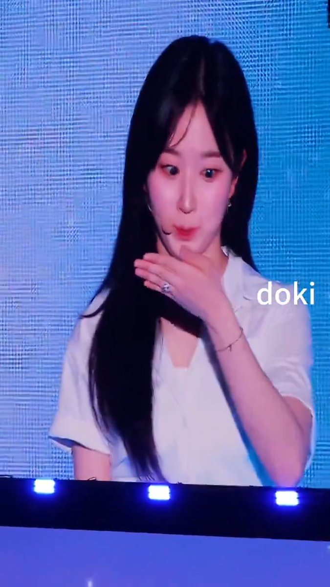 Haewon's Japanese introduction today, she had to write the words on her hand😭