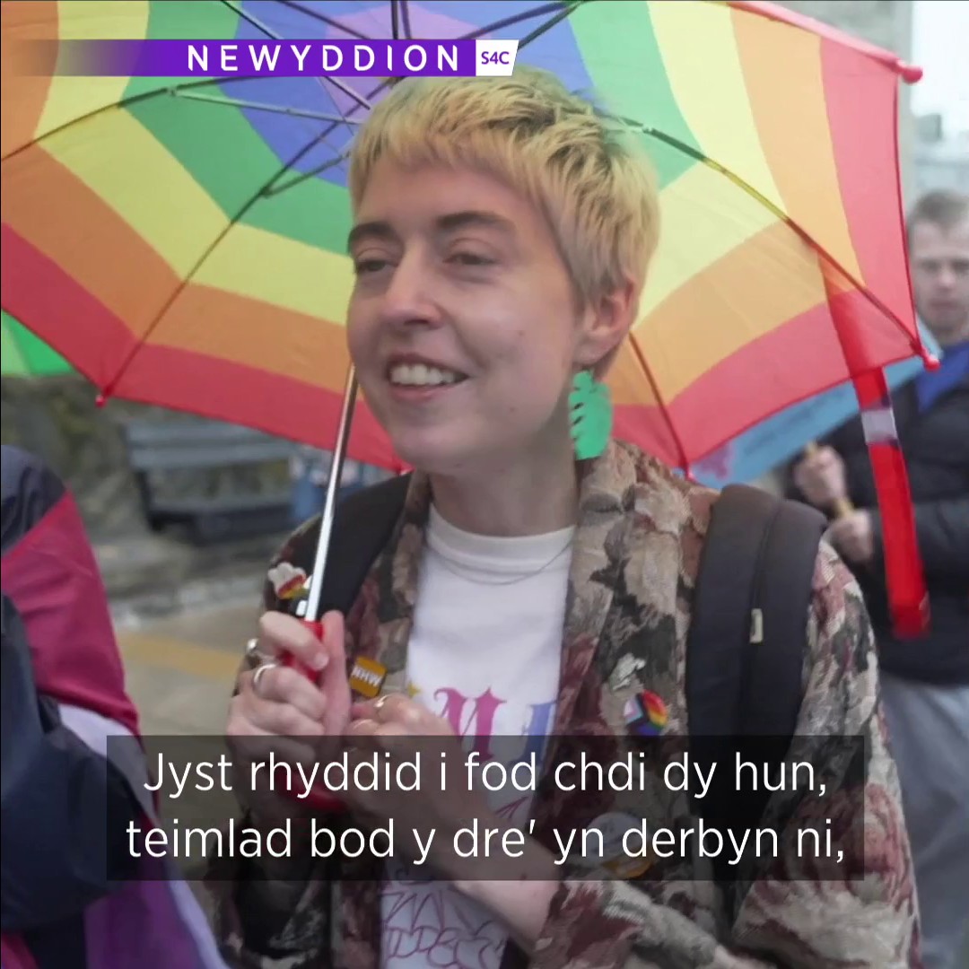 🏳️‍🌈 'Nes i erioed feddwl fyse 'na march balchder yng Nghaernarfon.' Fe ddaeth cannoedd ynghyd ar gyfer yr orymdaith Balchder gyntaf drwy dref Caernarfon ddydd Sadwrn.