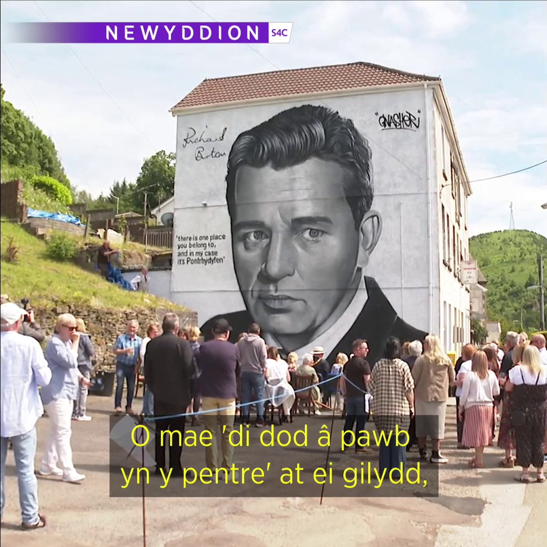 📽️⭐ 'Mae 'di dod â pawb yn y pentre' at ei gilydd.' Mae murlun o’r actor Richard Burton wedi ei ddadorchuddio heddiw yn y pentref lle gafodd ei eni.