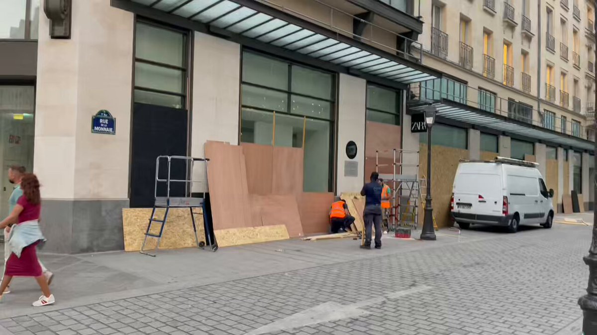 🔴Quelques boutiques à #Paris, Rue de Rivoli, installent des barricades par précaution à la veille du premier tour des #legislatives2024 , en prévision de potentielles manifestations, comme ici avec l’enseigne Zara. #LegislativesAnticipées2024