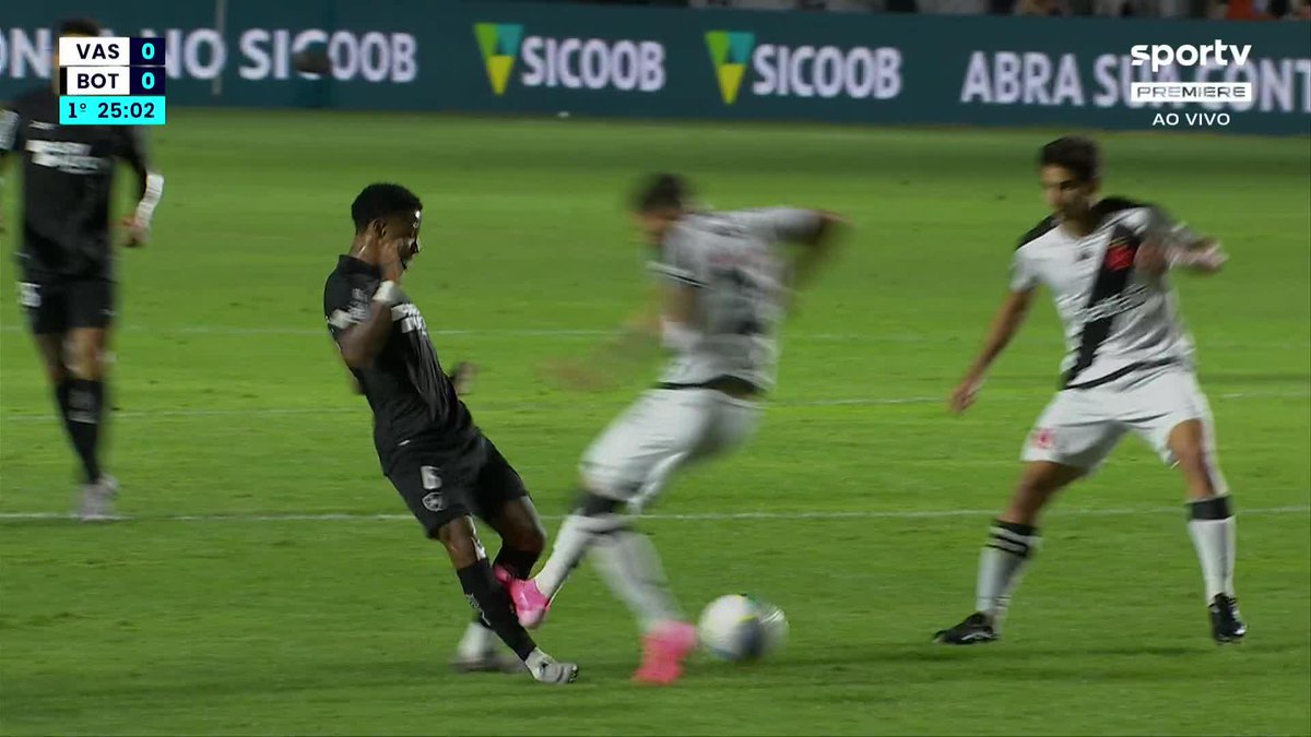 Hugo Moura acertou a canela do Tchê Tchê neste lance. O jogador do Botafogo seguiu na jogada e nada foi marcado. Siga Vasco x Botafogo ➡️