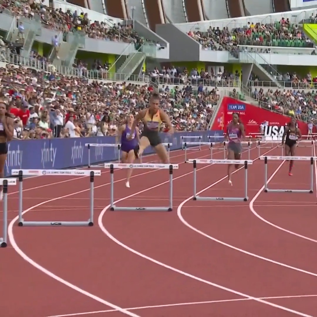 Sydney McLaughlin-Levrone just ran a WORLD LEAD of 52.48 JOGGING down the stretch in the Women’s 400m hurdles 🤯. Sydney is faster than every woman in the galaxy in this event and 99% of the men. That includes 3 GUYS IN THE MEN’S 400M HURDLE SEMIFINALS.