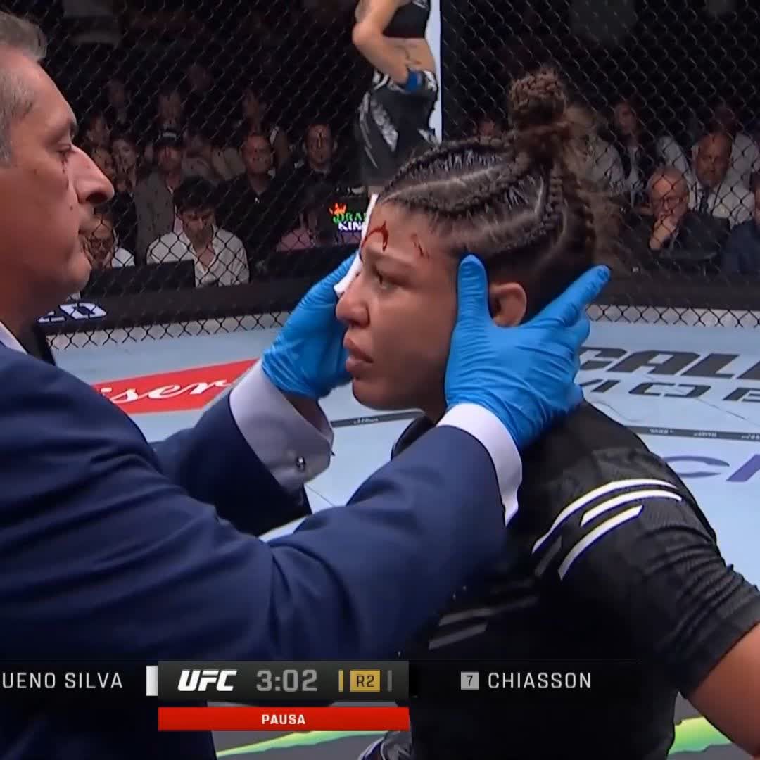 Luta encerrada por motivos médicos! [#UFC303 | Ao vivo AGORA no @UFCFightPassBR. Assista: