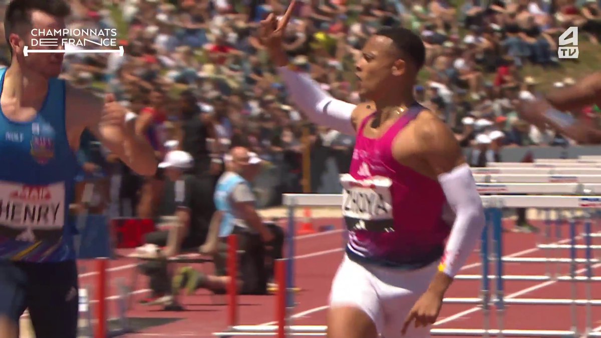 😱 Incroyable retour ! 🇨🇵 Sasha Zhoya (Clermont Auvergne Athlétisme) voit son bloc se dérober sous son pied gauche en séries du 110 m haies mais le départ n'est pas rappelé ! ⚡ Quasi à l'arrêt, il parvient à remonter son retard et à se qualifier pour la finale ! 💻 Suivez les #CFAthlé en DIRECT sur et la chaine L'Équipe.