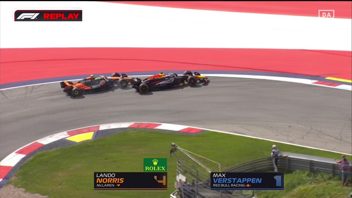 ¡PUNTO DE NO RETORNO EN LA HISTORIA ENTRE VERSTAPPEN Y NORRIS! Los dos acaban pinchados tras un toque cuando estaban luchando por la victoria. ¡Qué locura! 🔥🔥🔥 #AustriaDAZNF1 🇦🇹