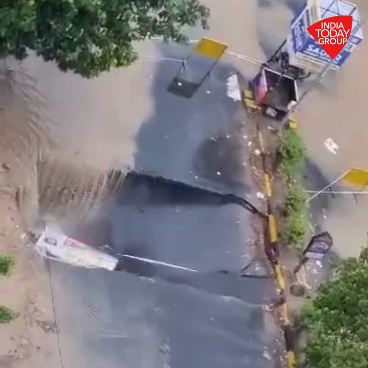 During today's rain, a road caved in at Shela on the outskirts of Ahmedabad. A big pothole was formed in the middle of the road. #Ahamdabad #Pothole #Weather #Rain