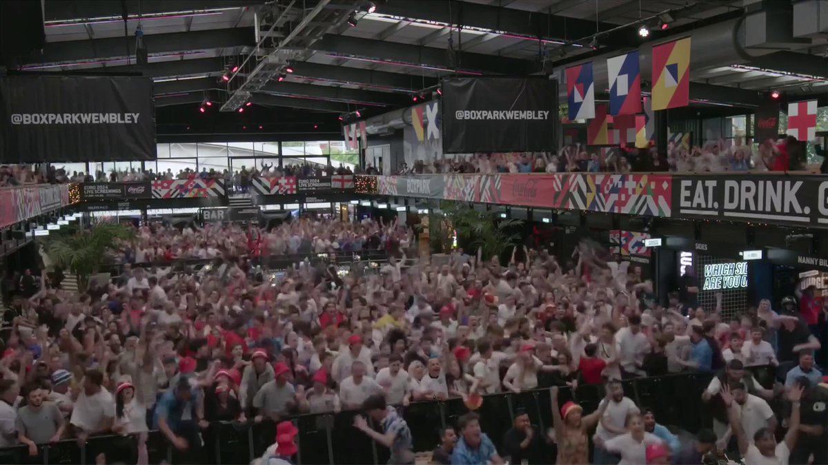 The London watch party went absolutely wild after that Jude Bellingham goal 🎉🏴󠁧󠁢󠁥󠁮󠁧󠁿