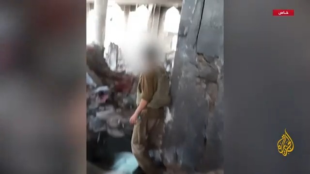 بالإثباتات الموثّقة.. #الجزيرة تحصل على صور تكشف استخدام جنود الاحتلال أسرى فلسطينيين دروعا بشرية في قطاع غزة، وتظهر الصور ربط أسرى بحبالٍ وإجبارهم على الدخول إلى منازل مدمرة أو البحث عن متفجرات وأنفاق | تقرير: صهيب العصا #حرب_غزة #الأخبار
