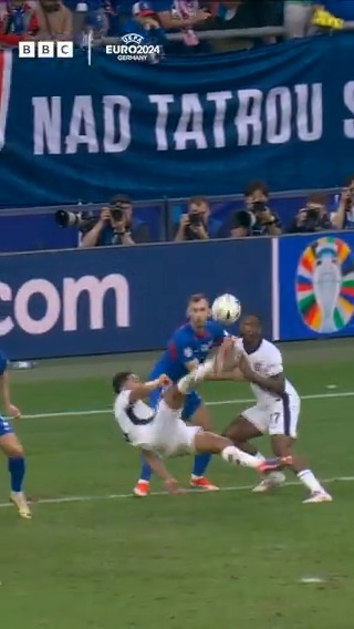 The moment Jude Bellingham rescued England in the final moments of normal time. 🏴󠁧󠁢󠁥󠁮󠁧󠁿 #BBCEuros #Euro2024 #ENGSVK