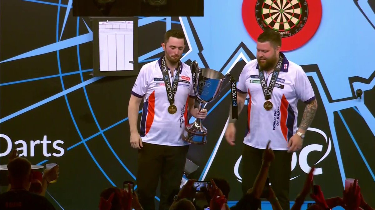 CHAMPIONESSSSS! 🏴 Luke Humphries and Michael Smith lift the trophy 🏆