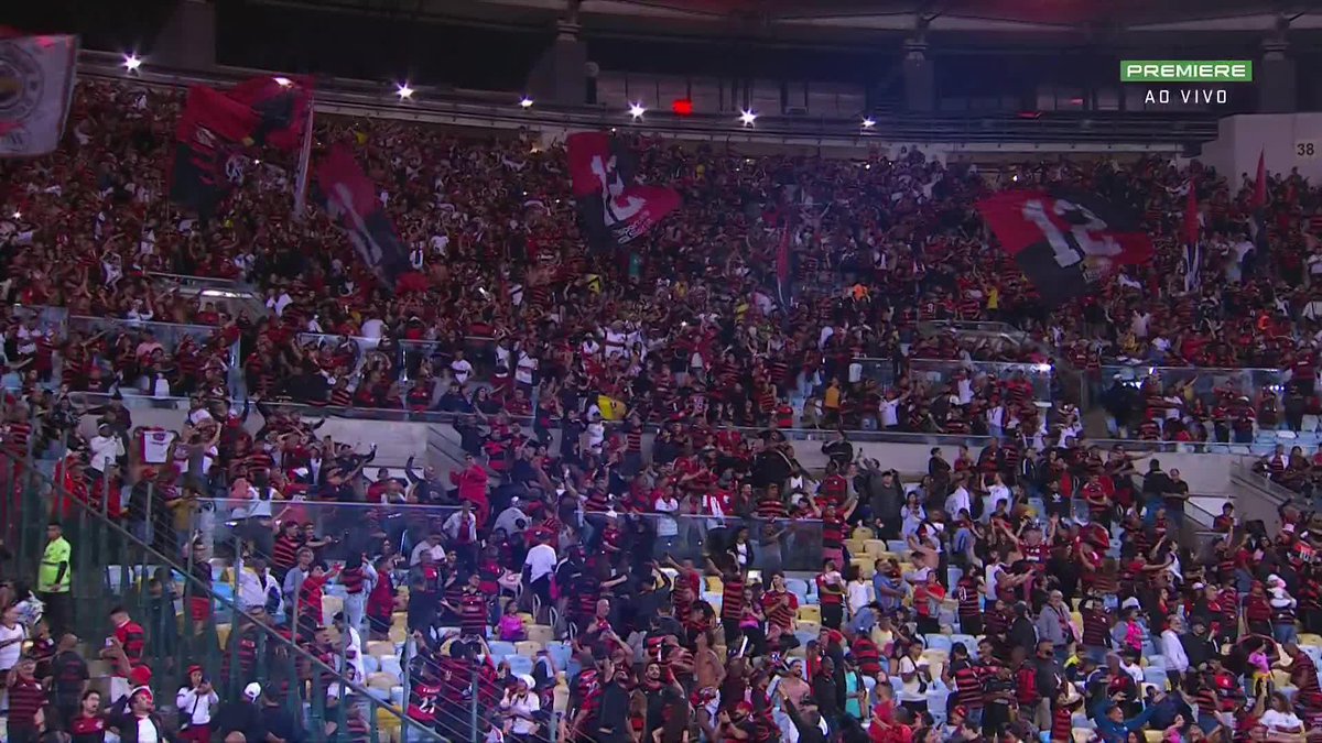 Torcida do Flamengo festeja intensamente a vitória sobre o Cruzeiro no Maracanã. Time se garante na liderança por mais uma rodada.