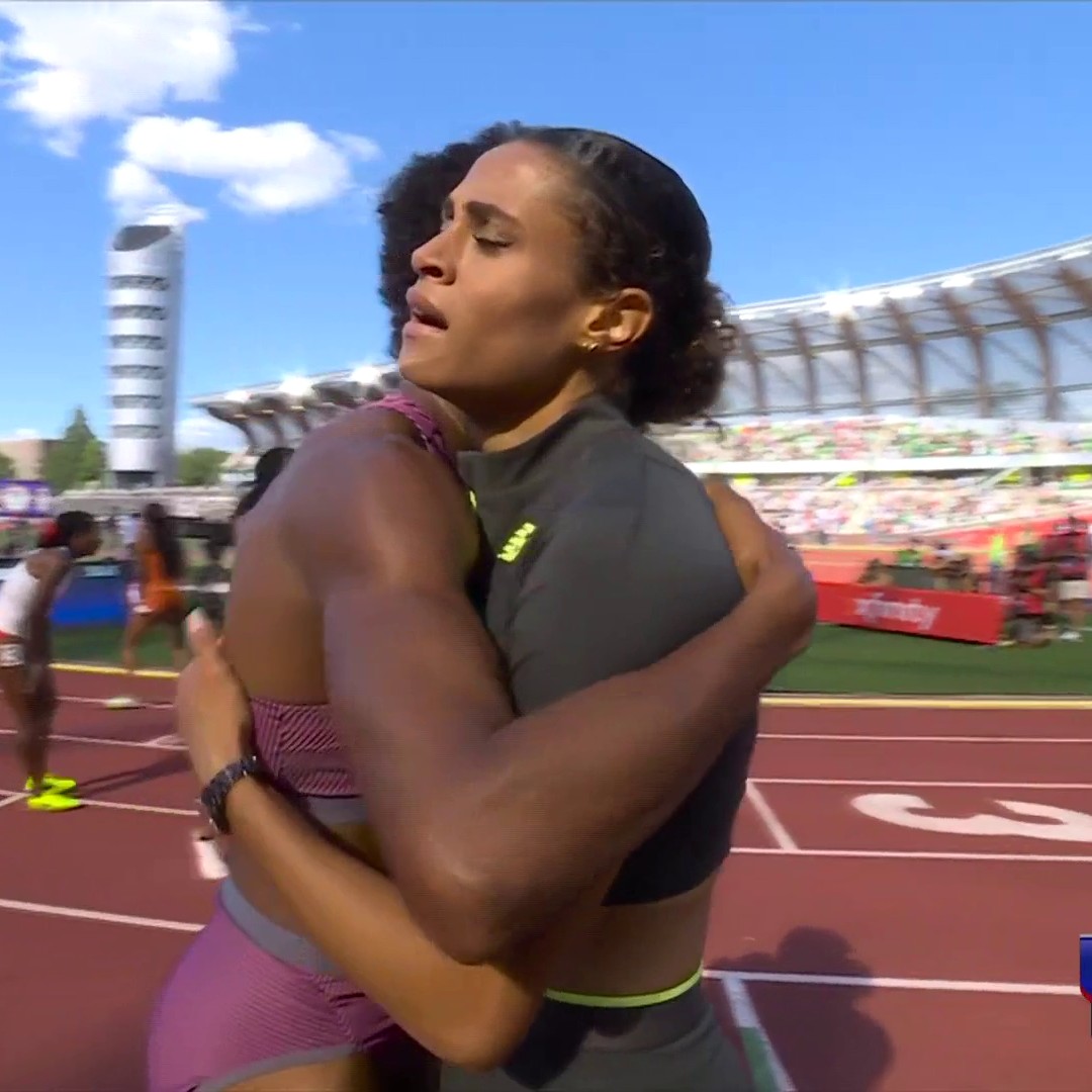 SYDNEY MCLAUGHLIN-LEVRONE RUNS A 50.65 IN THE WOMEN'S 400M HURDLE 😱 A NEW WORLD RECORD 🔥 (via NBC Sports)