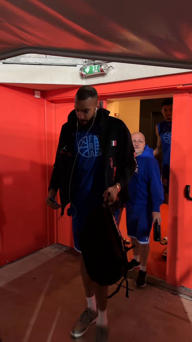 Les Bleus à la rencontre des écoliers de la Métropole Rouen Normandie 💙 #TeamFranceBasket | #PassionnémentBleu