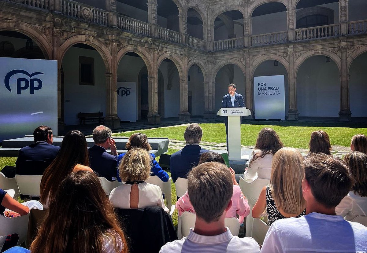 #Andalucía siempre estará con la igualdad entre españoles. Por los jóvenes andaluces, firmo el Acuerdo ‘Por una EBAU común’ en España para que todos tengan las mismas oportunidades. No puede haber 17 sistemas distintos en España. El Gobierno de Sánchez tiene que rectificar.