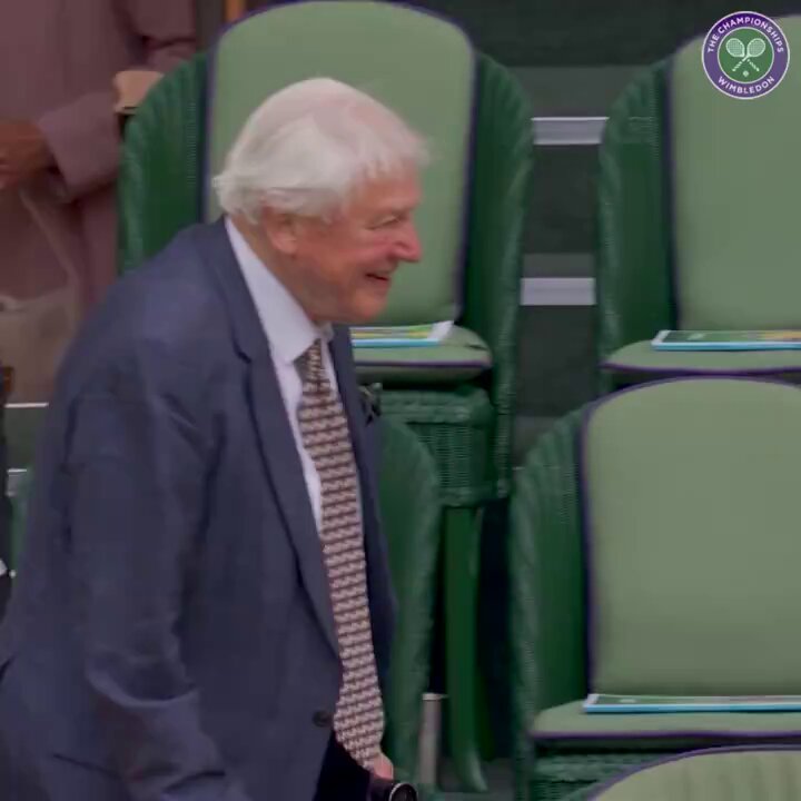 Sir David Attenborough gets a standing ovation at Wimbledon as he sits next to David Beckham. 🥰🥰🥰