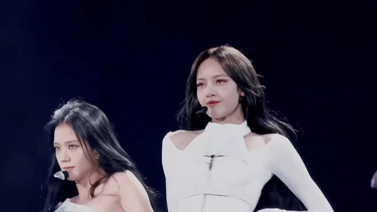 2023年の本日はBLACKPINKがイギリス最大の音楽フェス「BST Hyde Park」にヘッドライナーとして出演した日。会場は王室の裏庭とも呼ばれるロンドン・ハイド・パークで、彼女たちは韓国アーティストとして初めてステージに上がった。全19曲をパフォーマンスし、ジェニは数年ぶりに「Solo」を披露した。