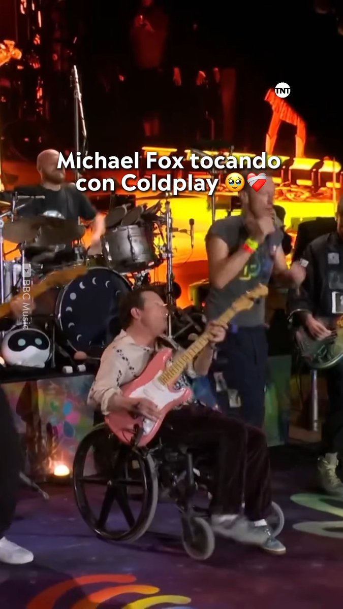 #MichaelFox se unió a #Coldplay en #Glastonbury para tocar “Fix You” y es todo lo que necesitábamos para empezar la semana con un mimo al cora ❤️🩹🥹
