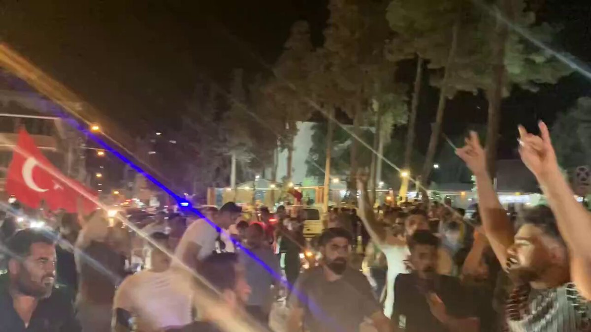 #sondakika Hatay’da Türk bayraklı protesto! Suriyelilerin yoğun yaşadığı yerlerde halk, belediye önünde Türk bayraklı protesto düzenliyor.