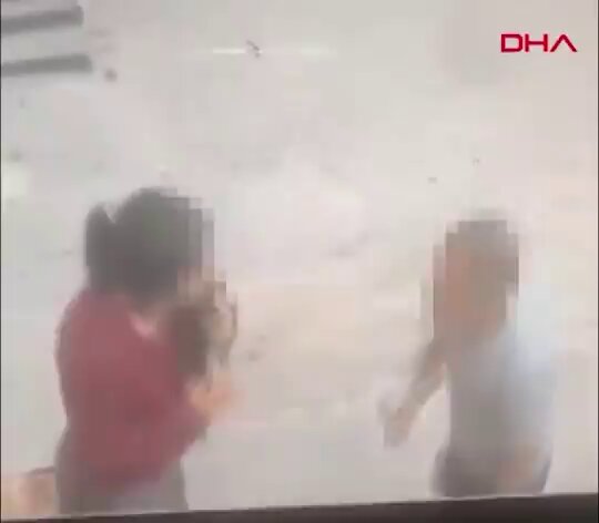 Diyarbakır'da sokak ortasında eşini defalarca yumruklayan erkeği çevredekiler darbetti.