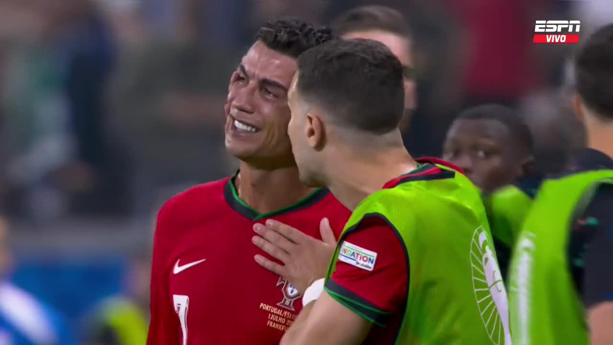 ❌🇵🇹 Cristiano Ronaldo LLORANDO en el entretiempo del alargue luego de FALLAR EL PENAL ante Eslovenia.