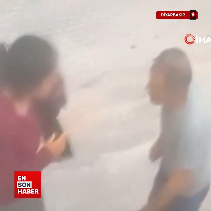 Diyarbakır’da sokakta eşini yumruklayan şahsı bir genç aynı şekilde dövdü.