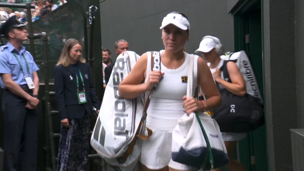 The world No.1 enters No.1 Court 🤩 Welcome back to Wimbledon, Iga Świątek #Wimbledon