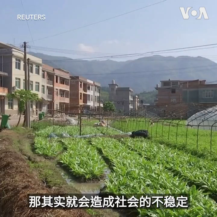 为了救房市,中国多地政府鼓励农民放弃农村宅基地到城市里买房。中国农民表示,一旦政策铺开,农民肯定被迫离乡,农村将变得更加凄凉,所谓的“新农村建设”又将变得烂尾,最后就是“用另一个烂尾来补这一个烂尾”,毫无意义。报道: