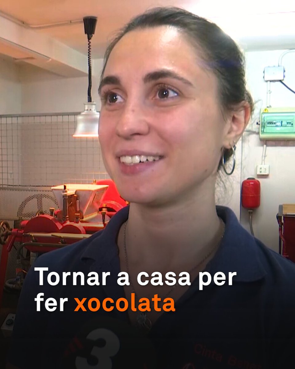 Ha tornat a casa per fer xocolata. Gràcies a la Cinta, la històrica fàbrica de xocolata CREO de Tortosa seguirà oberta. Hi va créixer veient com l'avi i el pare feien xocolata a la pedra. Encara fan servir màquines dels anys 40 i la recepta de tota la vida