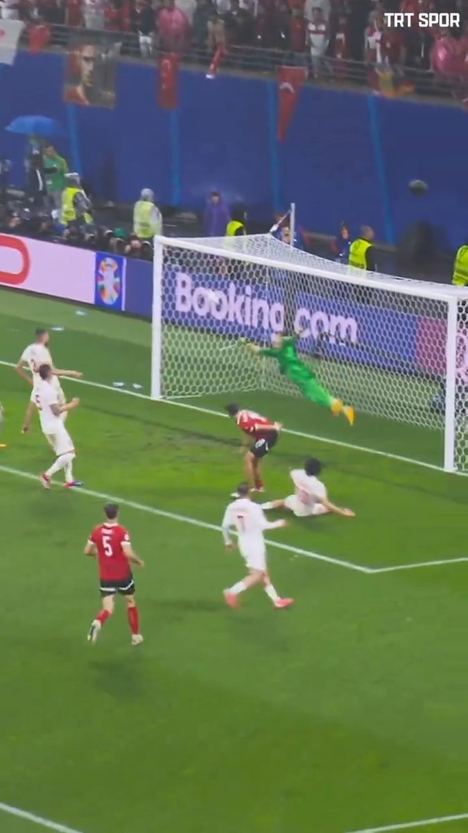 You're going to want the sound up on this one ๐ The Tรผrkiye TV call of Mert Gรผnok's save will get you out of your seat ๐๏ธโก๏ธ๐น๐ท